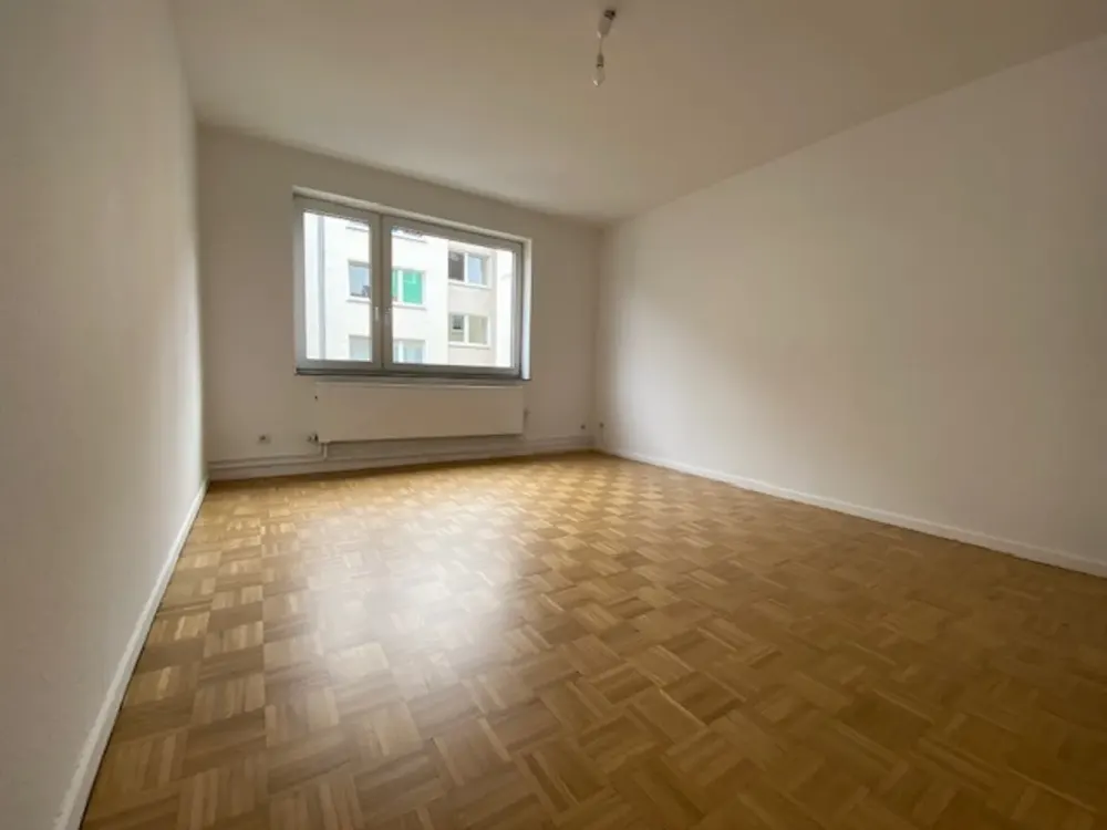 Completely Renovated 3-Room Apartment with Balcony in Central Location