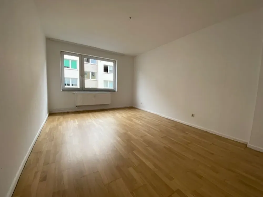 Completely Renovated 3-Room Apartment with Balcony in Central Location