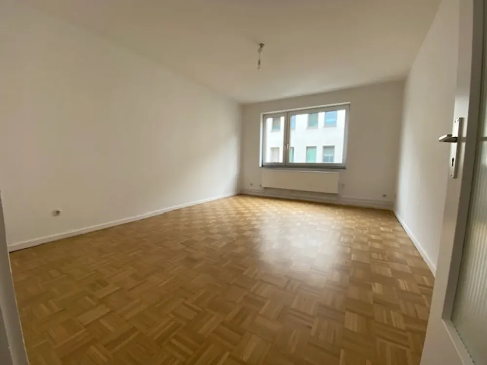Completely Renovated 3-Room Apartment with Balcony in Central Location