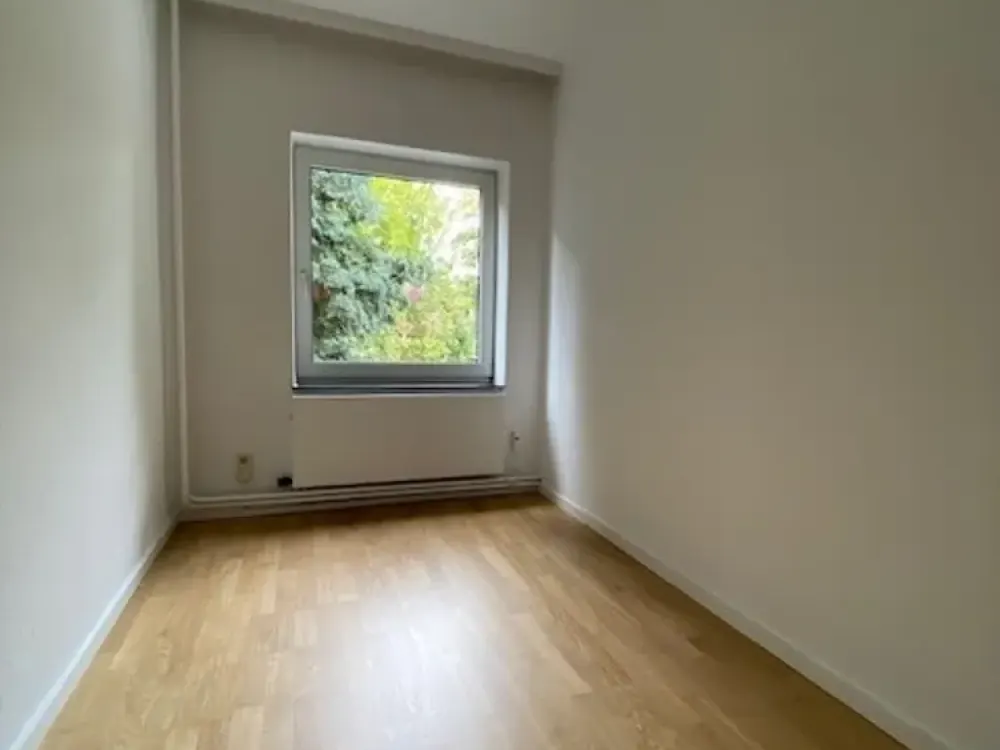 Completely Renovated 3-Room Apartment with Balcony in Central Location