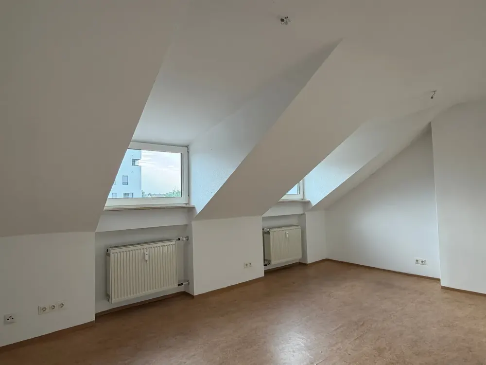 Mit Einbauküche! 1 Zimmer-Dachgeschoss-Wohnung in Stadtnähe
