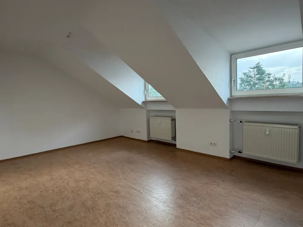 Mit Einbauküche! 1 Zimmer-Dachgeschoss-Wohnung in Stadtnähe