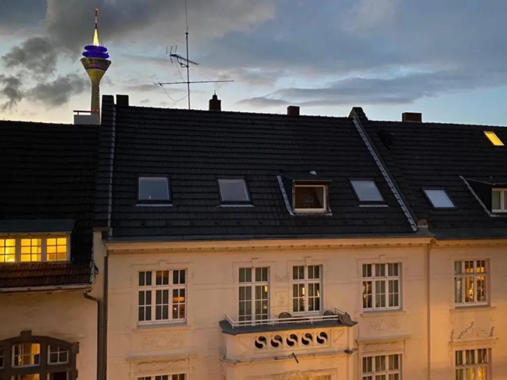 2-Room Apartment with Rheinturm Peak View in Lively Location of Düsseldorf Unterbilk