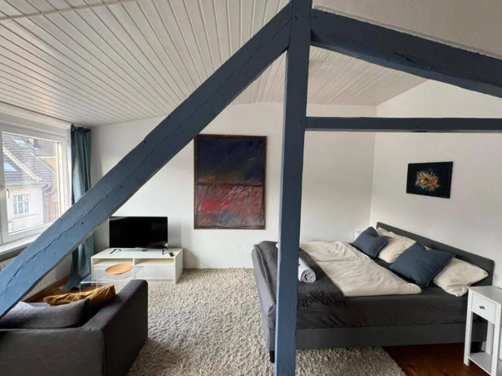 2-Room Apartment with Rheinturm Peak View in Lively Location of Düsseldorf Unterbilk