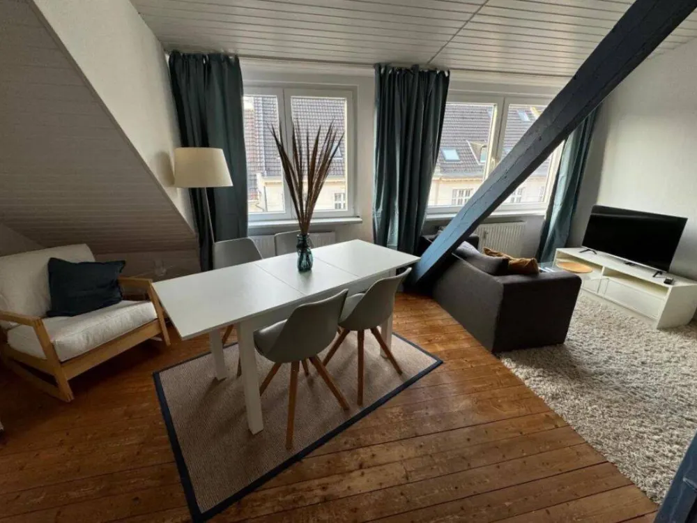 2-Room Apartment with Rheinturm Peak View in Lively Location of Düsseldorf Unterbilk
