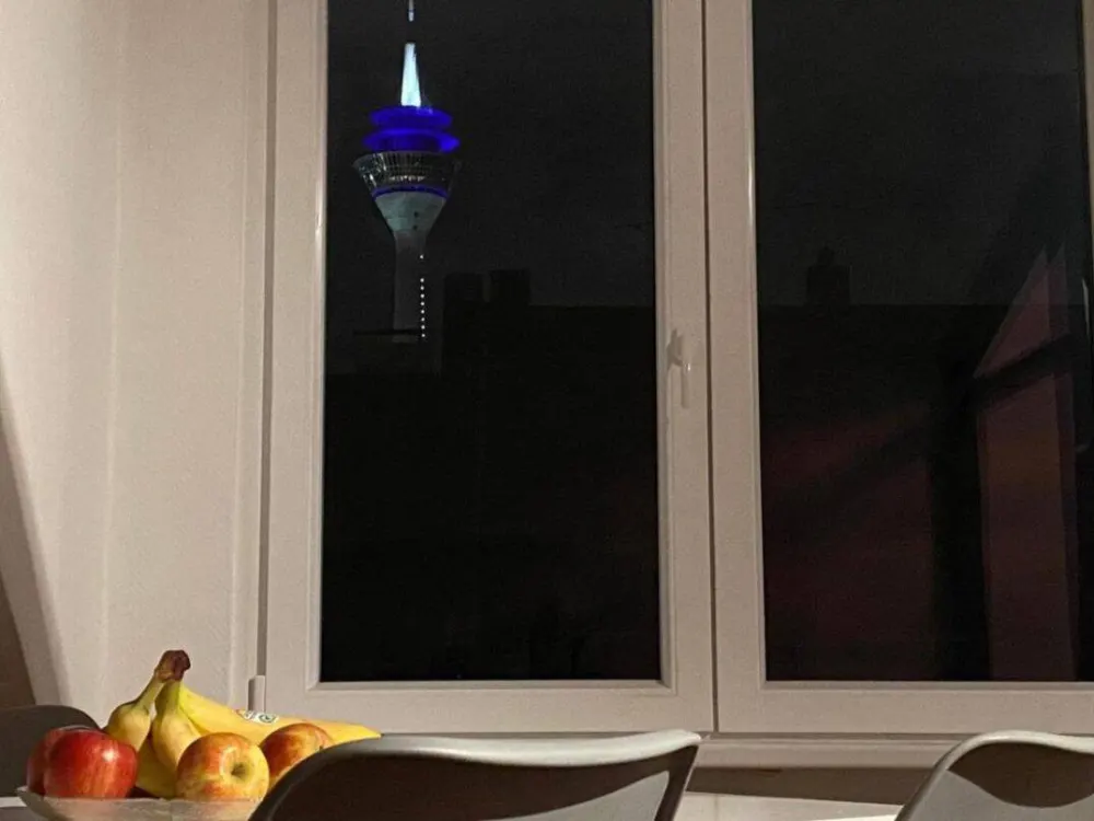 2-Room Apartment with Rheinturm Peak View in Lively Location of Düsseldorf Unterbilk