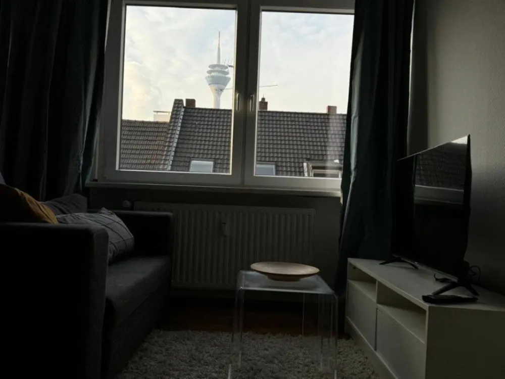 2-Room Apartment with Rheinturm Peak View in Lively Location of Düsseldorf Unterbilk