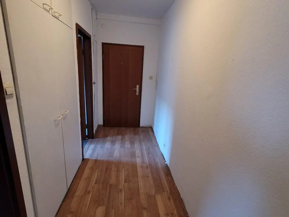 1-Zi-Whg möbliert, Stuttgart-Ost, 38m², Balkon, neue Fenster