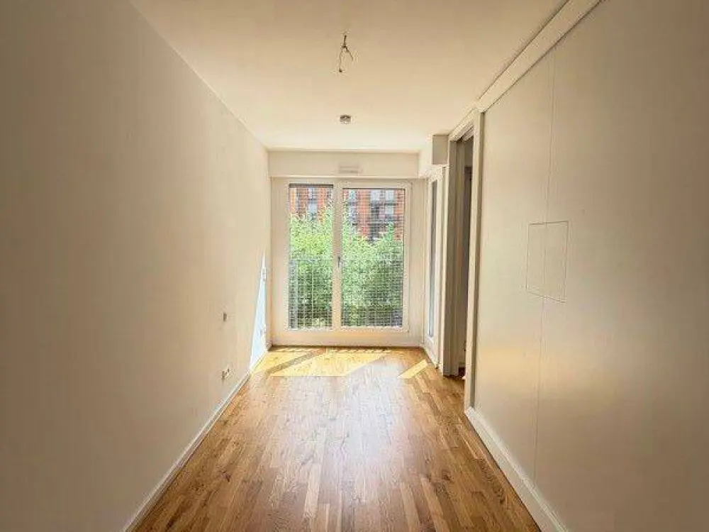 Central 2-Room Apartment with Fitted Kitchen and Balcony