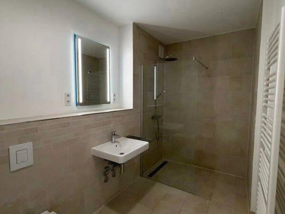 Central 2-Room Apartment with Fitted Kitchen and Balcony