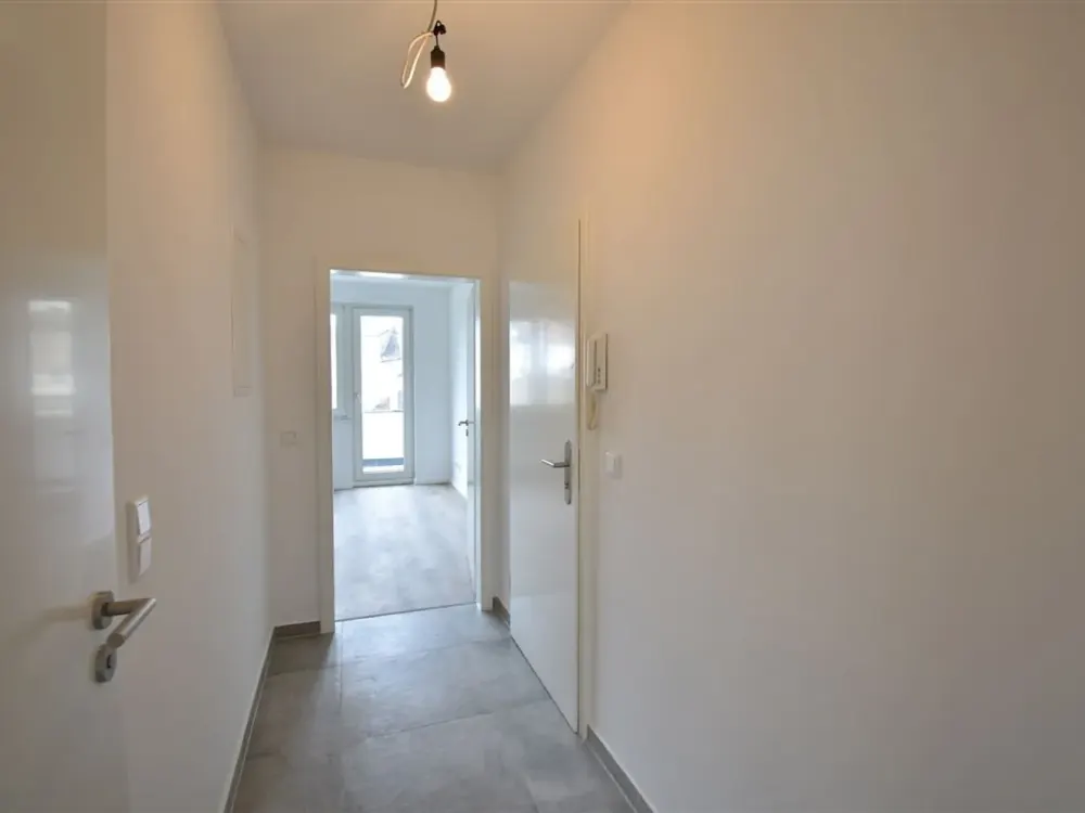Ideal für Singles! Sanierte 2-Zi-Whg mit Balkon zu vermieten