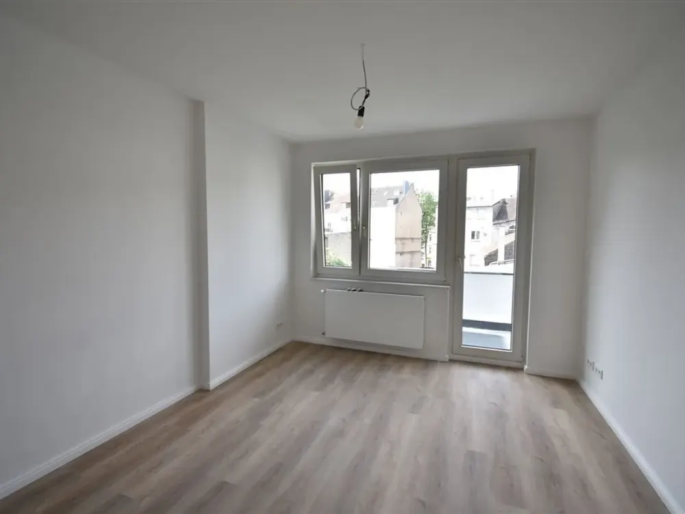 Ideal für Singles! Sanierte 2-Zi-Whg mit Balkon zu vermieten