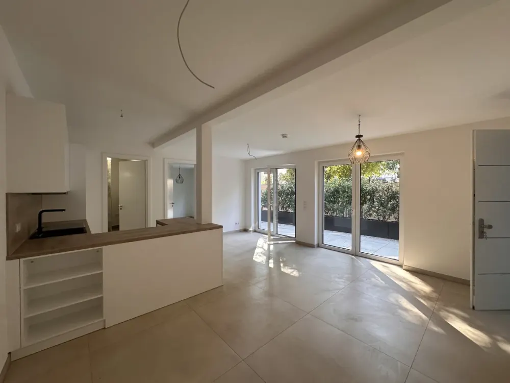Ruhige, schöne 2-Zimmerwohnung mit Terrasse und Einbauküche