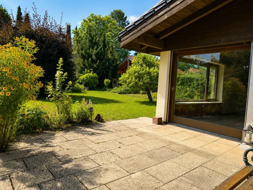 *Charmante 3-Zimmer-Wohnung mit großem Garten, Terrasse & Garage & Hobbyraum in Baierbrunn*