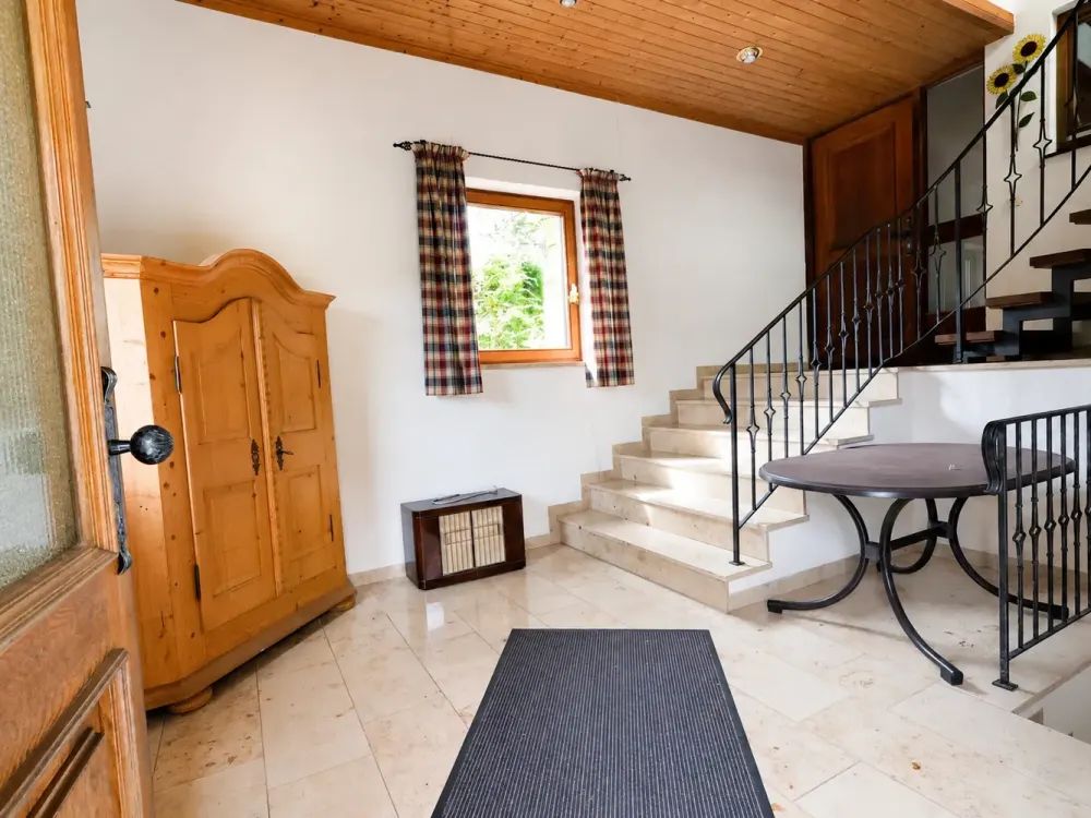 *Charmante 3-Zimmer-Wohnung mit großem Garten, Terrasse & Garage & Hobbyraum in Baierbrunn*
