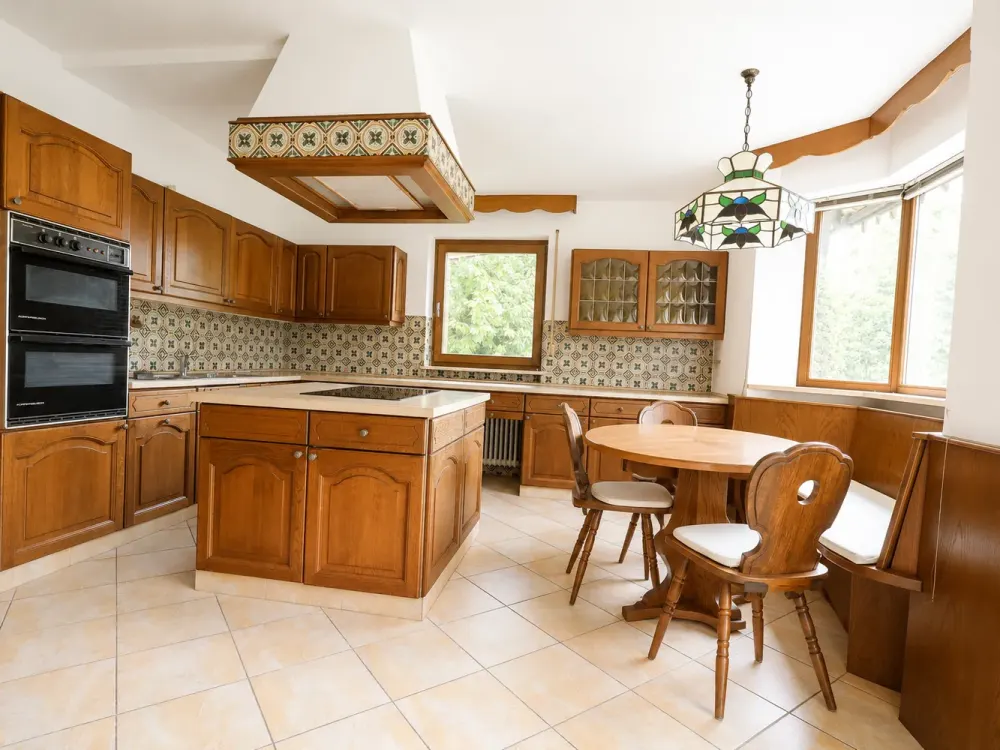 *Charmante 3-Zimmer-Wohnung mit großem Garten, Terrasse & Garage & Hobbyraum in Baierbrunn*
