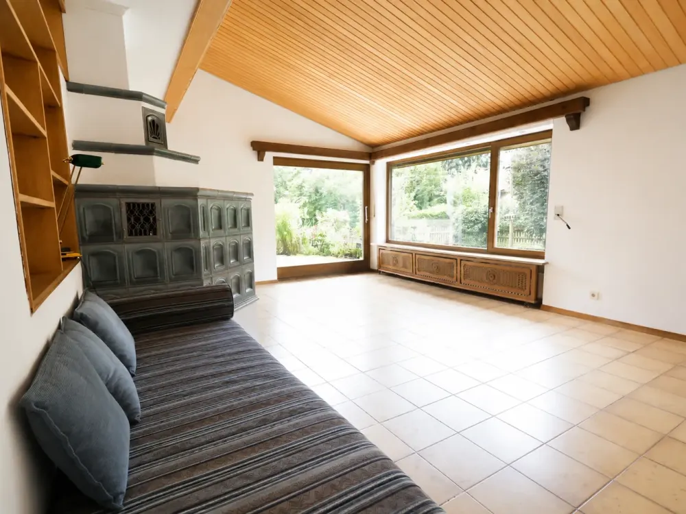*Charmante 3-Zimmer-Wohnung mit großem Garten, Terrasse & Garage & Hobbyraum in Baierbrunn*