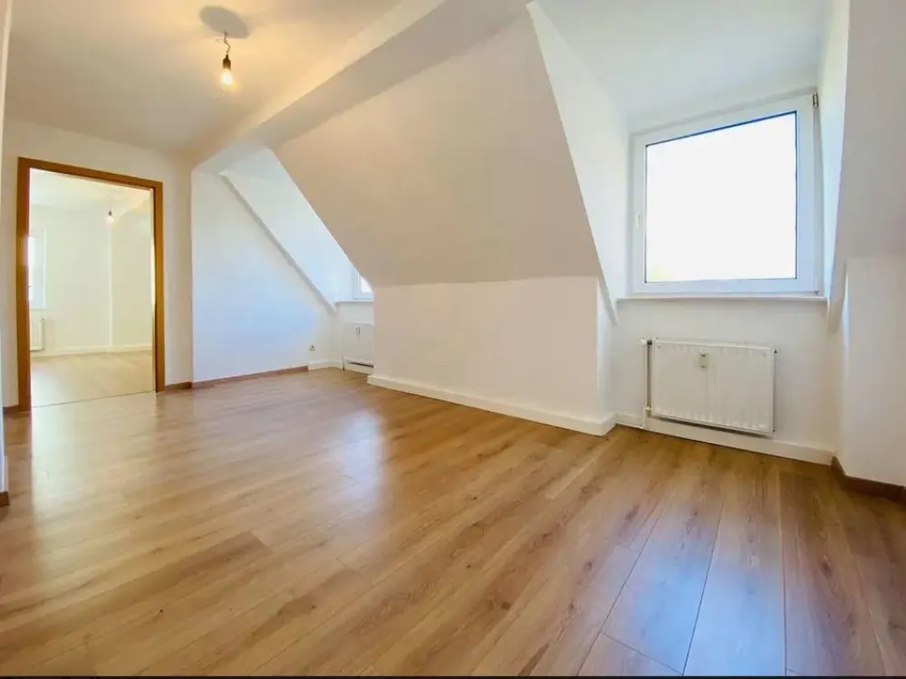 Gemütliche 3 Raum DG Wohnung, renoviert, WG-geeignet