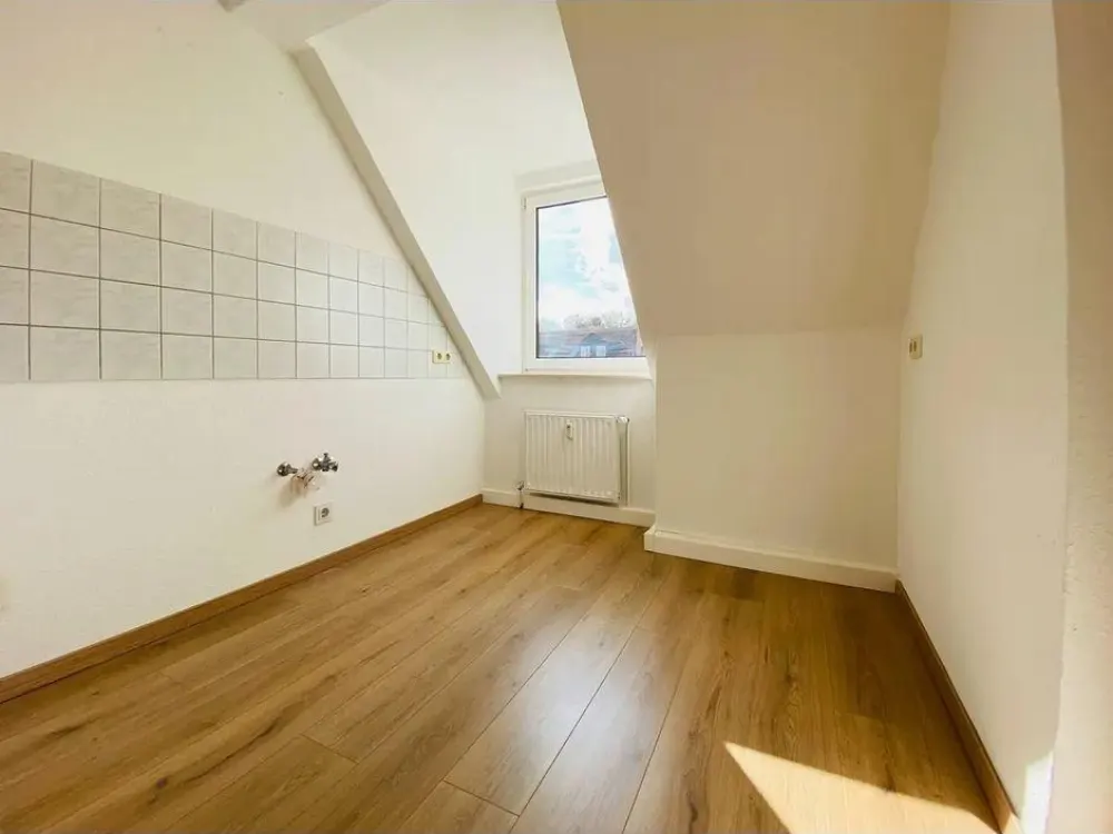 Gemütliche 3 Raum DG Wohnung, renoviert, WG-geeignet