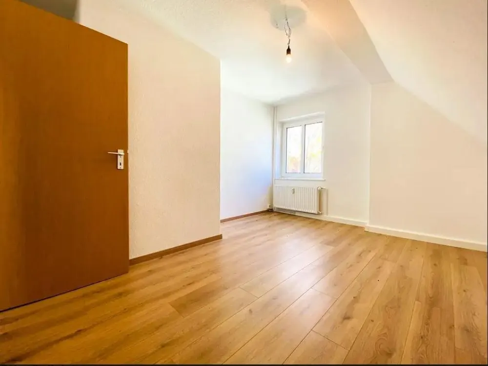 Gemütliche 3 Raum DG Wohnung, renoviert, WG-geeignet