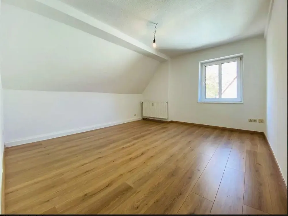 Gemütliche 3 Raum DG Wohnung, renoviert, WG-geeignet