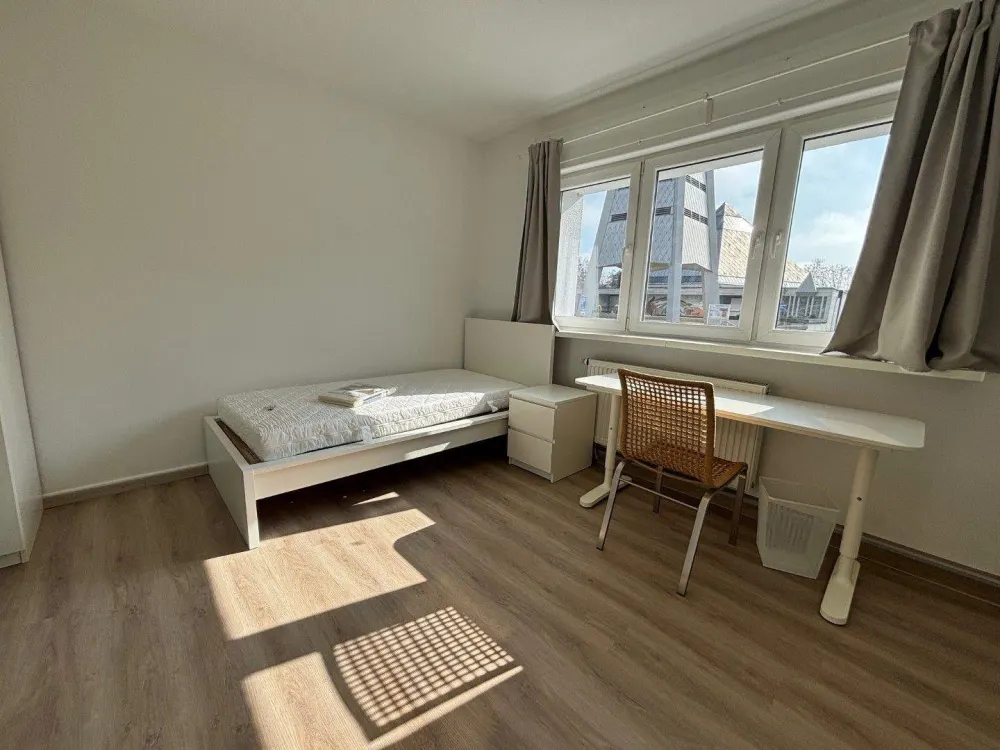 Available Immediately: Furnished Room with Private Shower/WC, Centrally Located