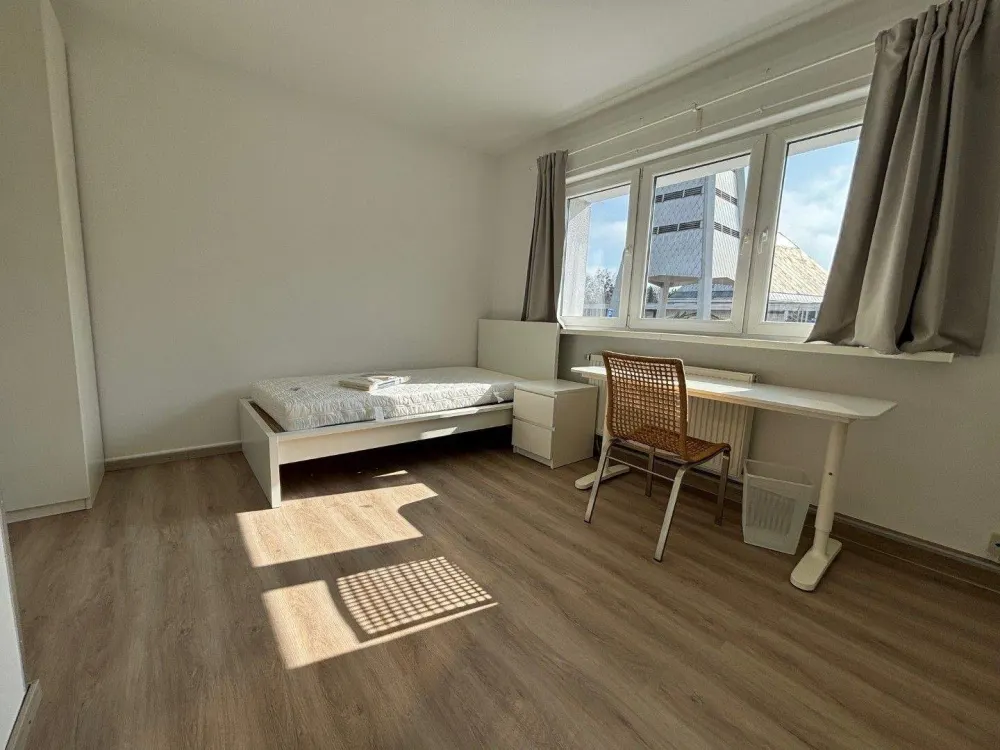 Available Immediately: Furnished Room with Private Shower/WC, Centrally Located