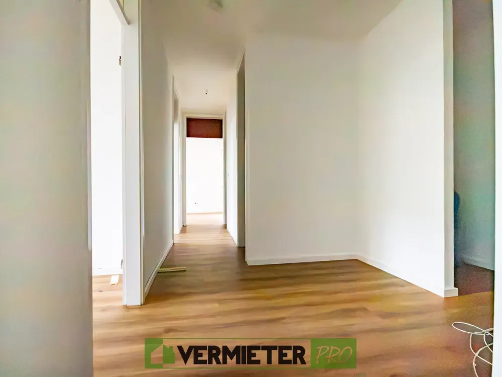 !! RENOVIERT !! Großzügige 3-Zi.-Erdgeschosswohnung in zentraler Lage