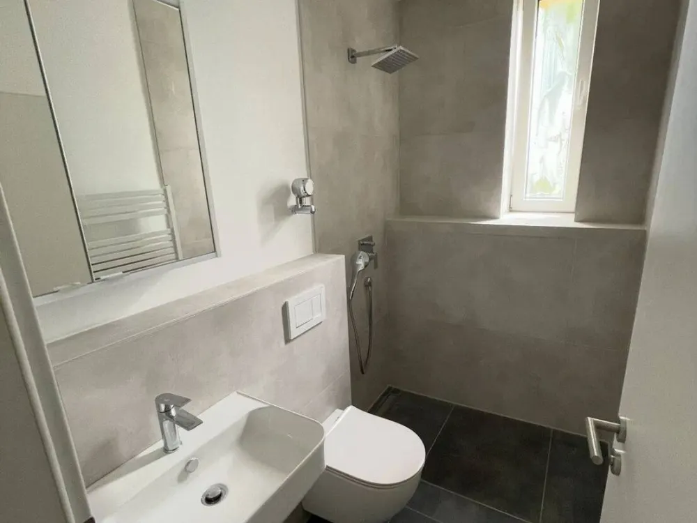 Möbliertes WG Zimmer / 3 Zimmer WG