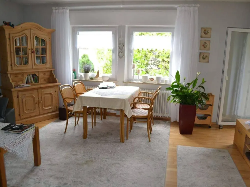 Idyllisch gelegene 3-Zimmer-Erdgeschoßwohnung mit großer Loggia und Gartenanteil in Nürnberg-Fischbach