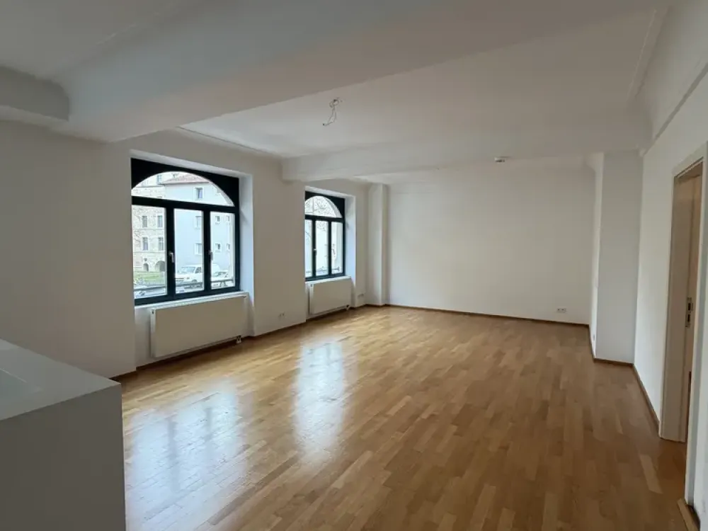Großzügiges Wohnen mit Stil: 77 m² Traumwohnung mit Rundbogenfenstern
