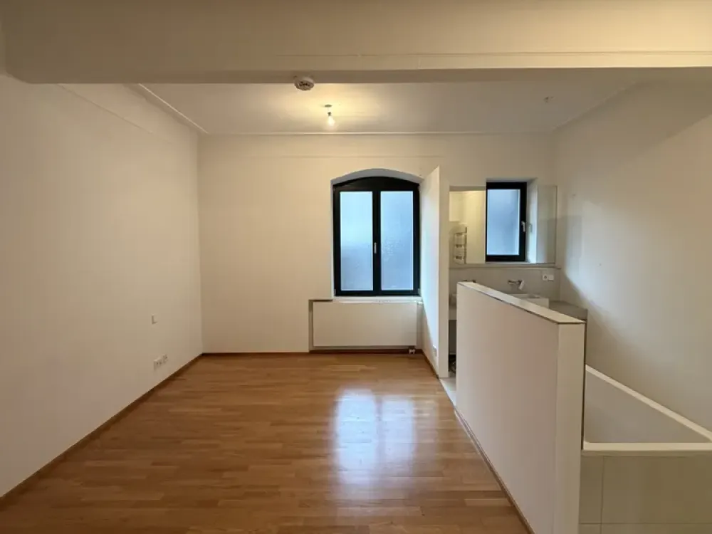 Großzügiges Wohnen mit Stil: 77 m² Traumwohnung mit Rundbogenfenstern
