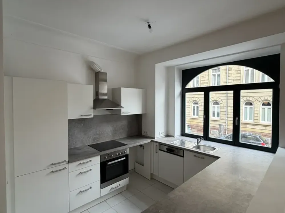 Großzügiges Wohnen mit Stil: 77 m² Traumwohnung mit Rundbogenfenstern