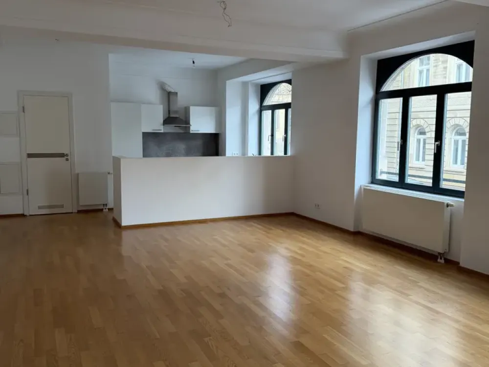 Großzügiges Wohnen mit Stil: 77 m² Traumwohnung mit Rundbogenfenstern