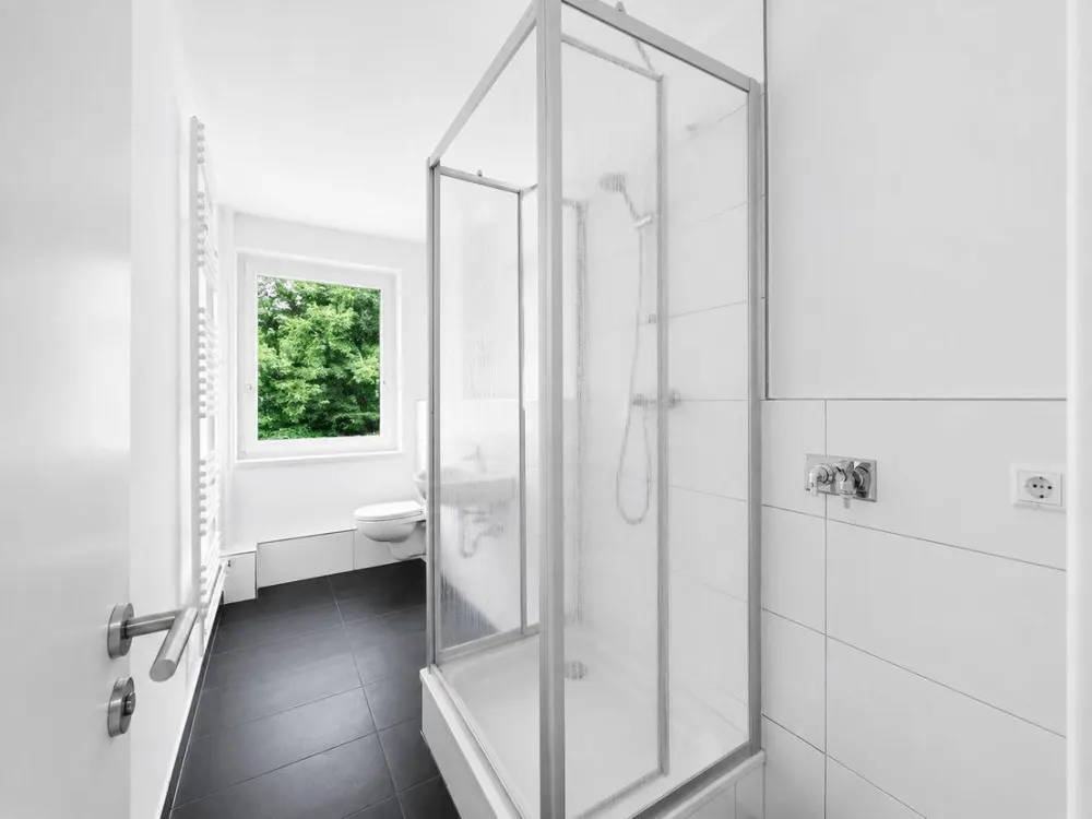 Erstbezug nach Sanierung, gepfl. 2-Zi-Whg, 45 m² mit offener EBK & modernem Tageslichtbad