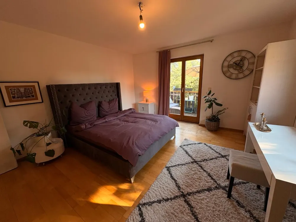 Schönes Großes WG Zimmer mit Balkon und 4 Beiniger Gesellschaft