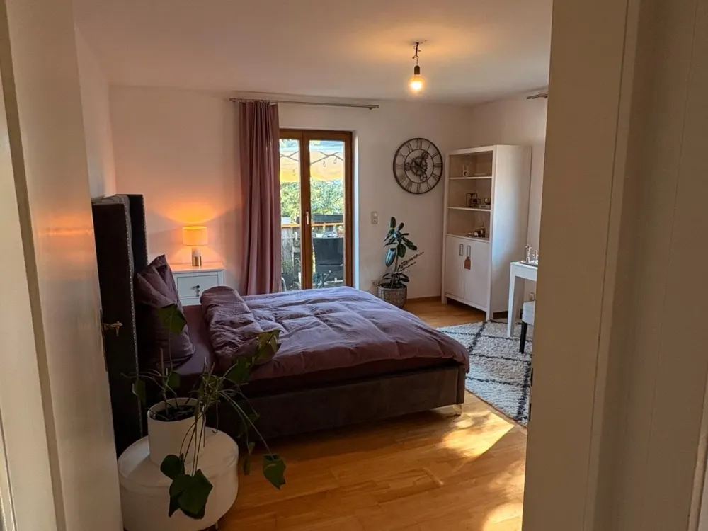Schönes Großes WG Zimmer mit Balkon und 4 Beiniger Gesellschaft