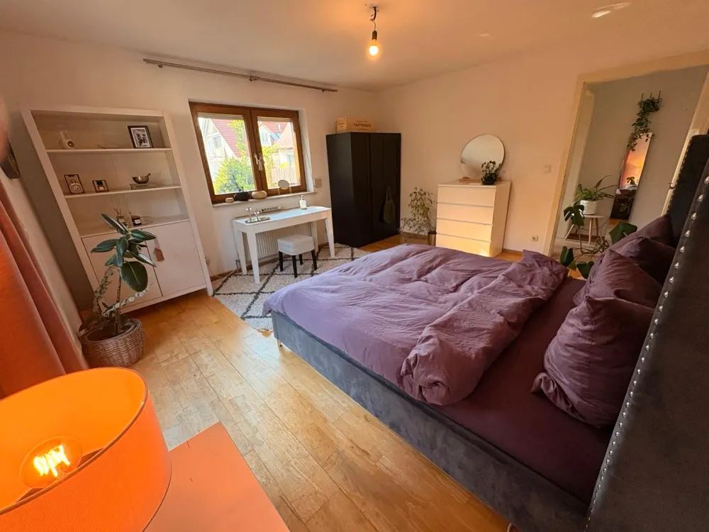 Schönes Großes WG Zimmer mit Balkon und 4 Beiniger Gesellschaft