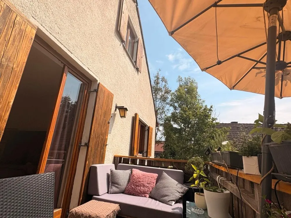 Schönes Großes WG Zimmer mit Balkon und 4 Beiniger Gesellschaft