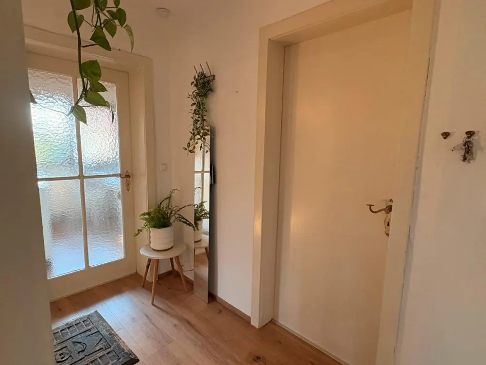Schönes Großes WG Zimmer mit Balkon und 4 Beiniger Gesellschaft
