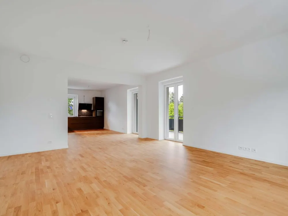Familienfreundlich, frisch saniert und in Seenähe: Großzügige 4 Zimmer Wohnung mit Balkon & EBK