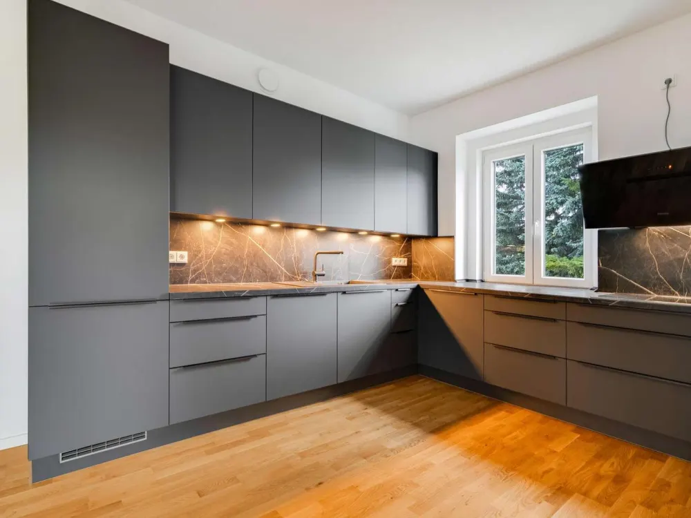 Familienfreundlich, frisch saniert und in Seenähe: Großzügige 4 Zimmer Wohnung mit Balkon & EBK