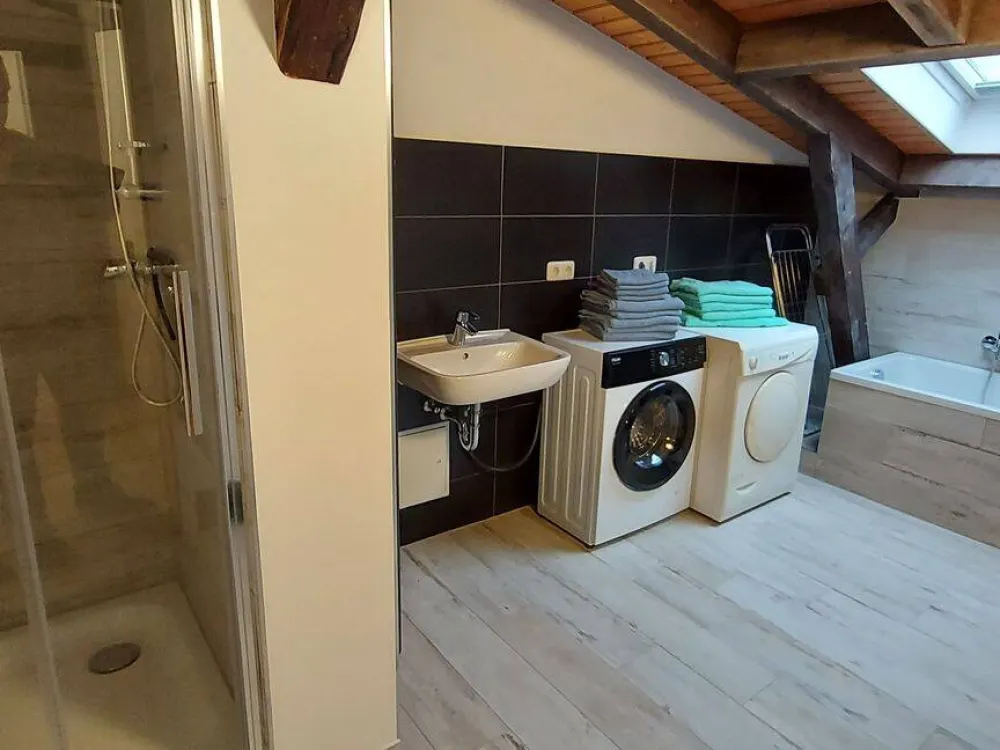 HRO-City, voll möbl. Monteur- u. Arbeiterwohnung f. 5 Personen (20,- € pro Person+Tag) zu verm.