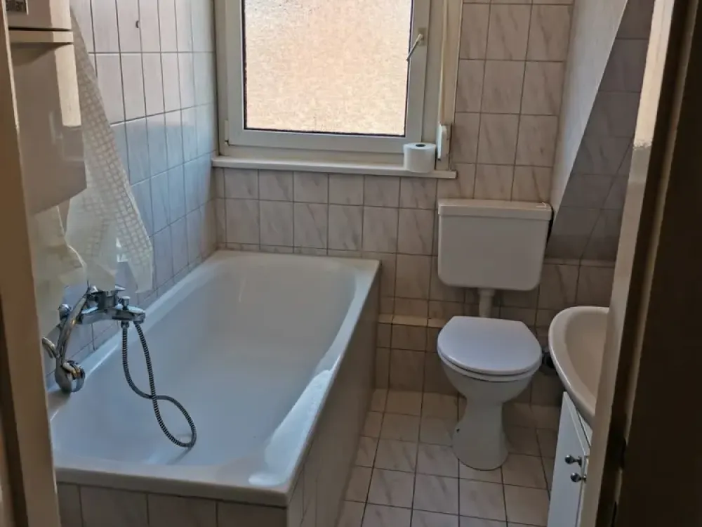 Gepflegte 2,5-Zimmer-Nichtraucher-Dachgeschosswohnung in 10min Entfernung zum Bahnhof Ludwigsburg