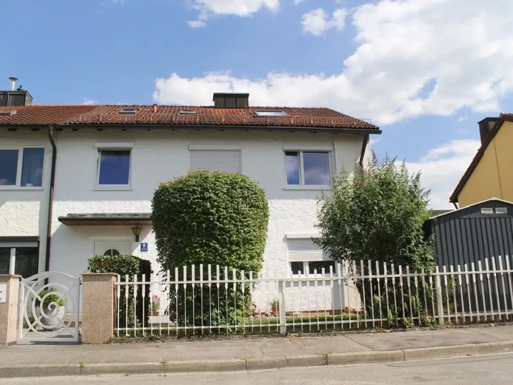 Ruhige, modernisierte 3-Zimmer mit Balkon und Blick ins Grüne - Krailling