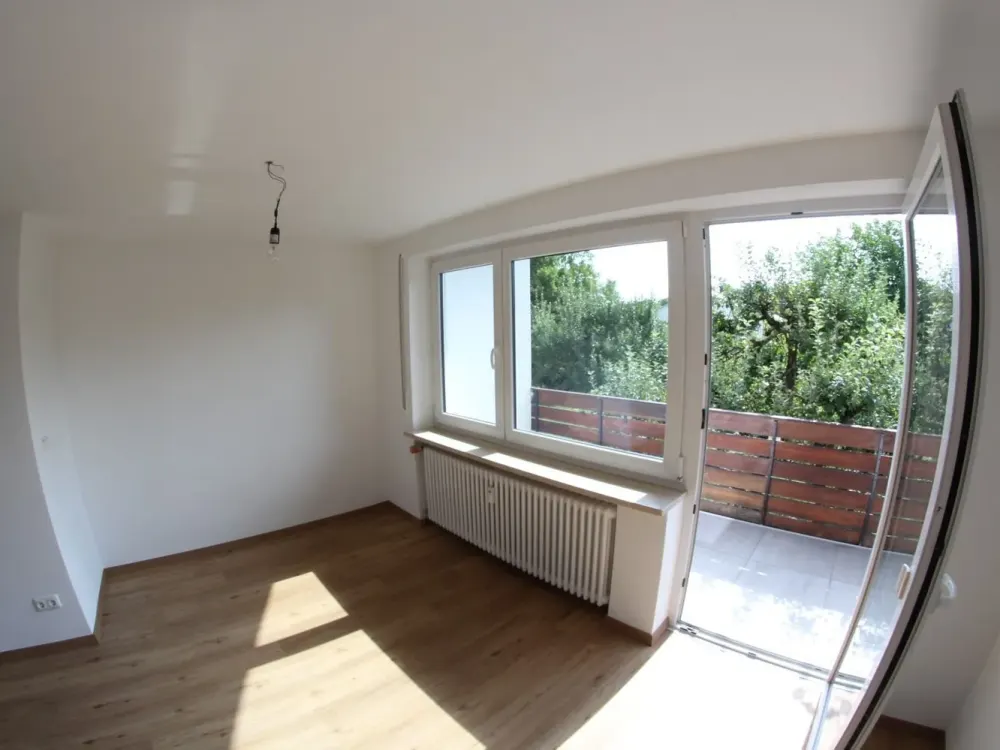 Ruhige, modernisierte 3-Zimmer mit Balkon und Blick ins Grüne - Krailling