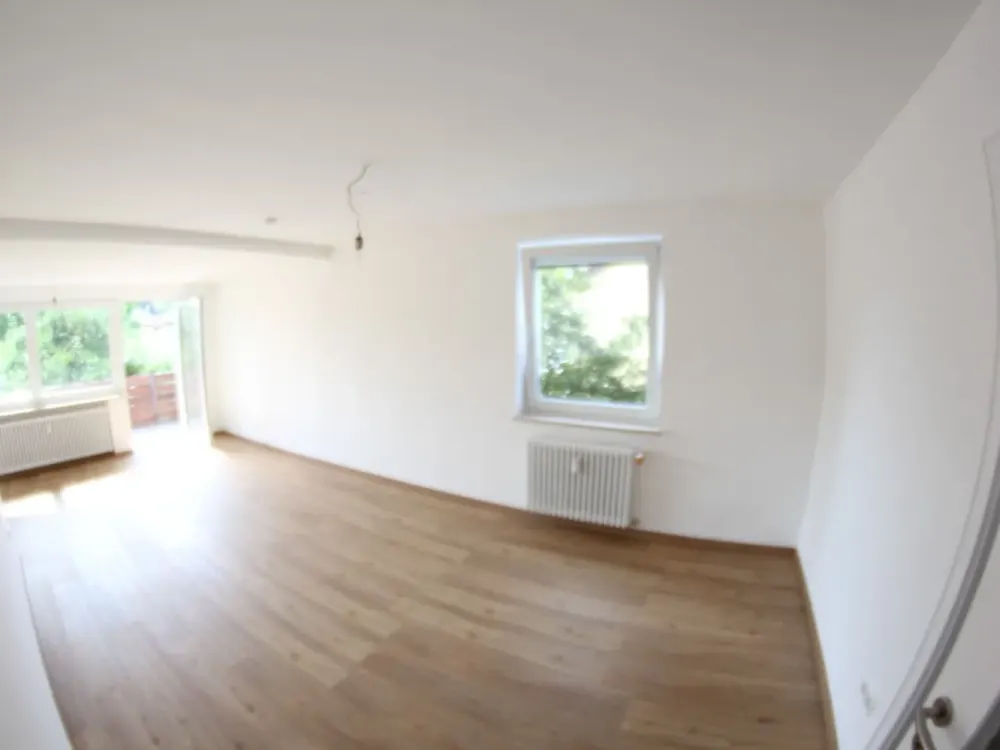 Ruhige, modernisierte 3-Zimmer mit Balkon und Blick ins Grüne - Krailling