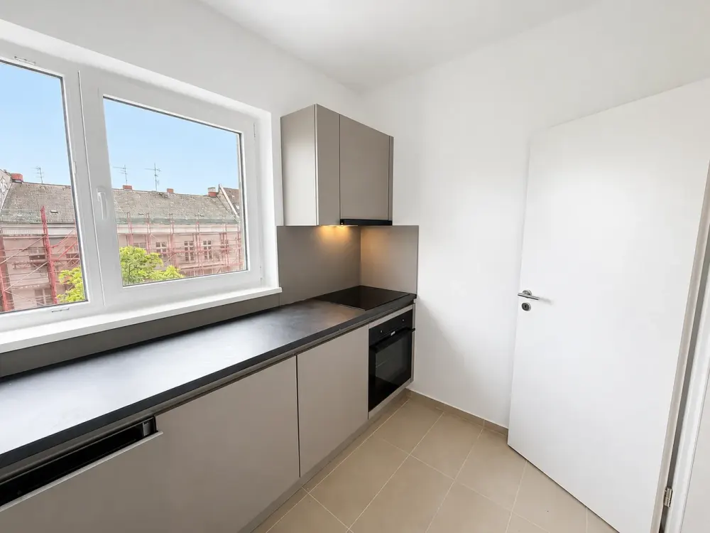 Erstbezug | Lichtdurchflutete Wohnung mit Balkon und Einbauküche