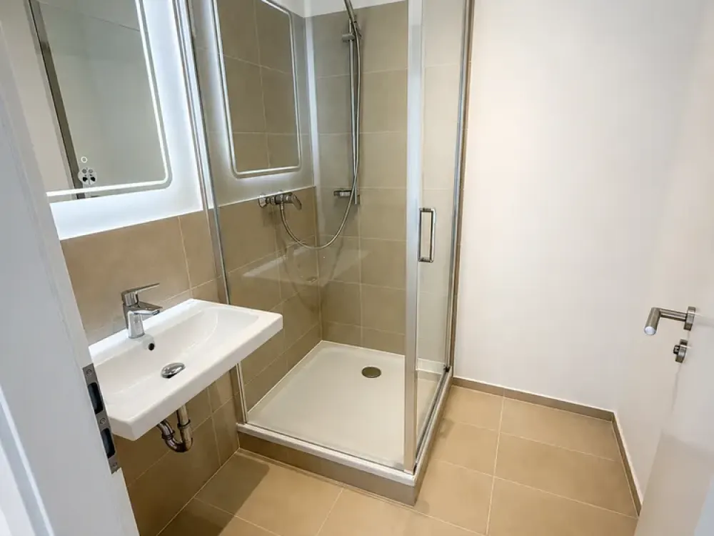 Erstbezug | Lichtdurchflutete Wohnung mit Balkon und Einbauküche