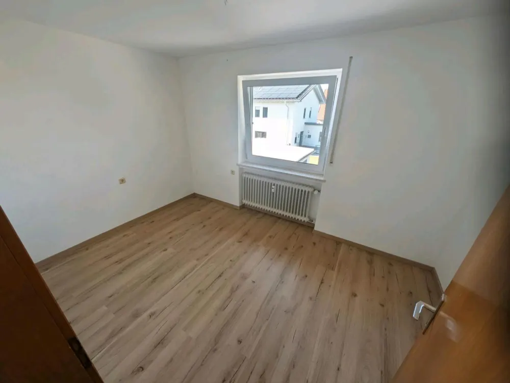 4-Zimmer-Wohnung mit Balkon zu vermieten, optional mit Garage